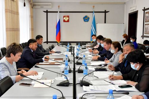 Тываның өөредилге черлериниң директорлары ам чөвүлекчилерлиг болур.