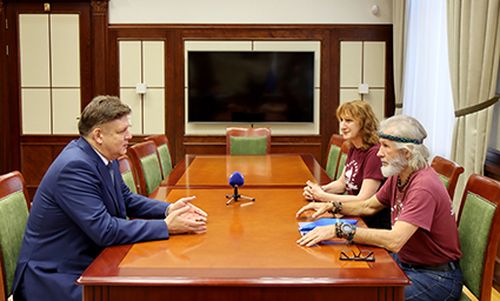 Анатолий Серышев «Орус далай эжиндирикчилериниң оруу-биле» деп делегей долгандыр суг оруу-биле эжиндирер экспедицияның киржикчилери-биле ужурашкан