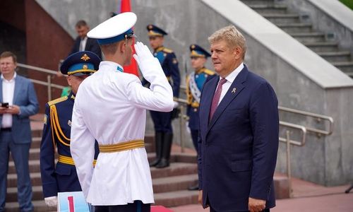 Анатолий Серышев поздравил выпускников Кемеровского президентского кадетского училища