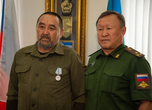 Бедик сүлделиг, каң кадык ээп чанып келиңер…