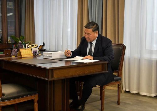 Владислав Ховалыг 2026 чылда Тывага Тургузукчу күш-ажылдың болгаш өг-бүле ыдыктарының чылын эрттирер дугайында чарлыкка атты салган