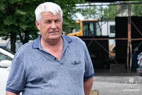 Ийи автомобильди хүлээткен