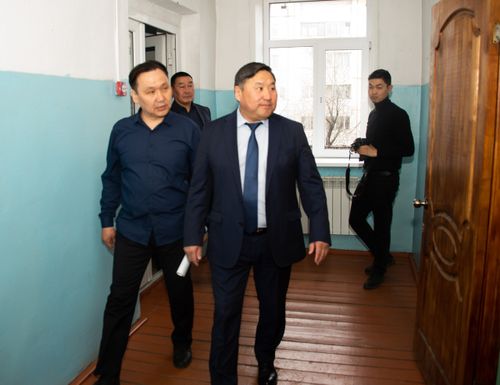 Тываның Баштыңы республиканың Үрер хөгжүм оркестриниң хөгжүмчүлери-биле ужурашкан