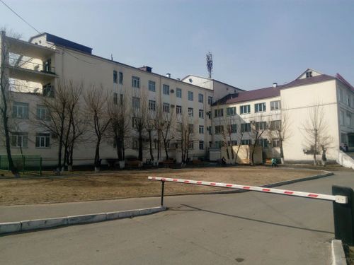 Уруглар болгаш башкызы чогуур эмнээшкинни ап турар.