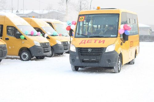 Школалар автобустар-биле четчелеттинген