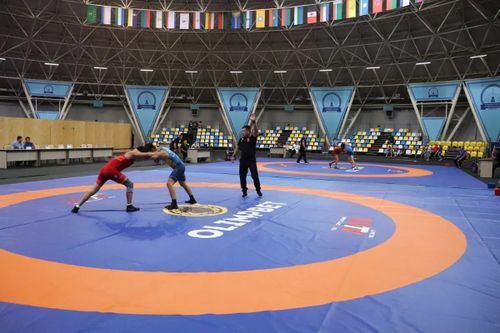 “Азия төвүнүң”тиилекчилери