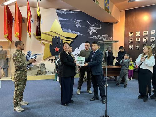 Уран чүүлдүң дүнүнде