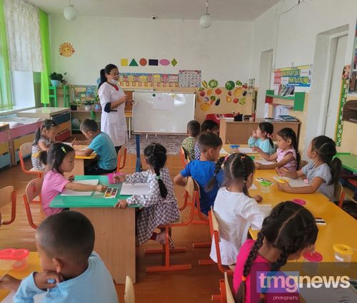 Чаштарга ынакшылын сөңнеп турар.