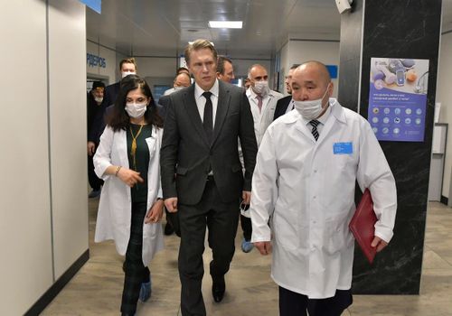 Михаил Мурашко Кызылда хөй угланыышкынныг ажыл-чорудулгалыг чаа эмнелге төвүн хынаан