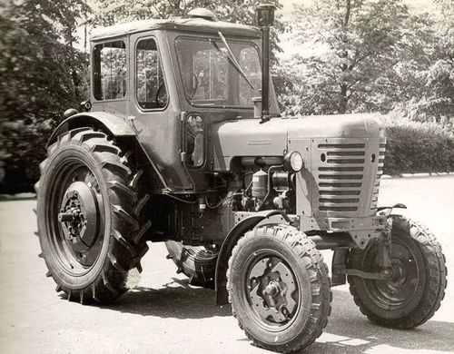 Сүт-Хөлдүң баштайгы трактористери