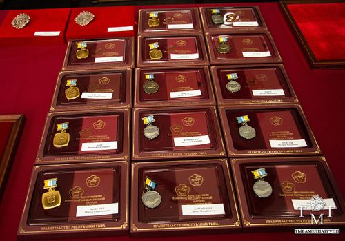 Республика хүнүнде күрүне шаӊналдарын тывыскан