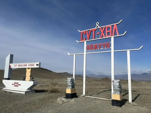 Владислав Ховалыг Сүт-Хөл кожууннуң чурттакчылары-биле ужурашкан