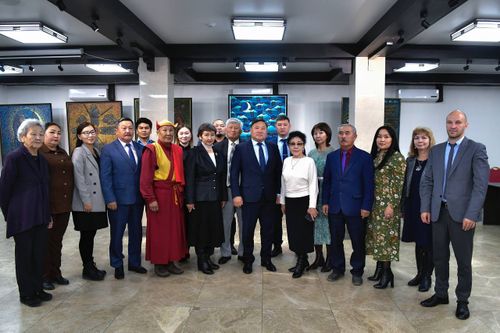 Төлевилелдерниң авторлары-биле ужурашкан.