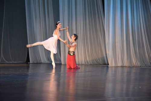 Сүбедей эш-өөрүн чыып тур…