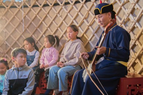 Тозан аът долганып четпес ак өргээге тоолду ыткан.