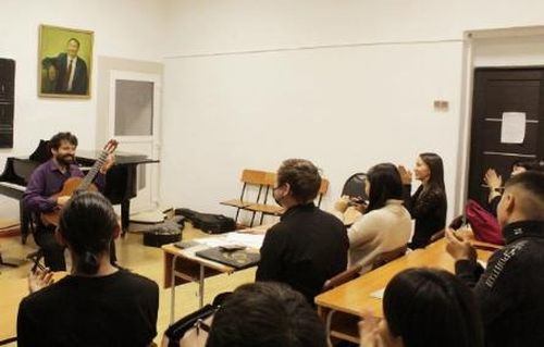 147 специалисти өөредир