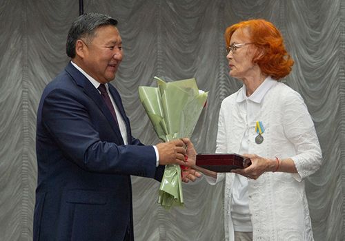 Чүс чыл эртсе-даа, чаңчылдарын салбаан