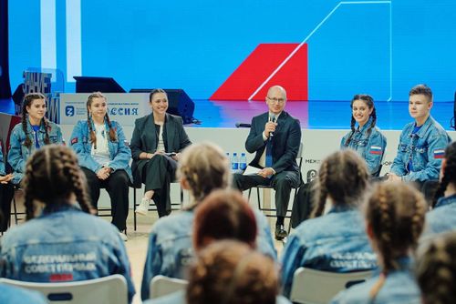 Тываныӊ тѳлээлери Москвага болган Баштайгыларныӊ шимчээшкининиӊ II шуулганынга киришкен