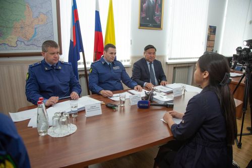 Тываныӊ чурттакчылары-биле ужурашкан