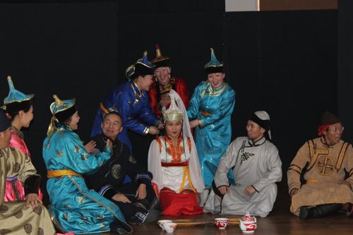 Келин кыстар чымчак сеткилдиг, а душтук оолдар амыдыралчы болзун!