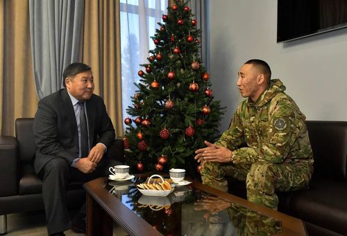 ТШО-нуң киржикчизи Мөңге Тагба-биле ужурашкан