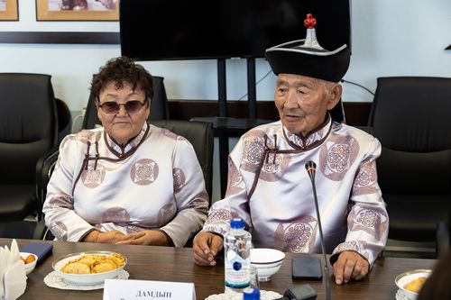 Чаагай чаңчылдарның кадагалакчылары-биле ужурашкан