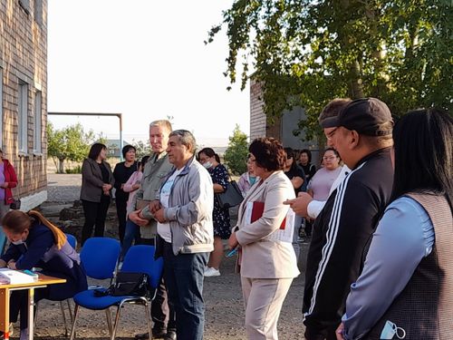 Школа септелгези сайыттың хыналдазында.