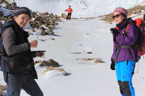 ДАГЛАР МӨҢГЕЗИ-БИЛЕ ТУРАР,  А МЕН ЭГЛИП КЭЭР МЕН