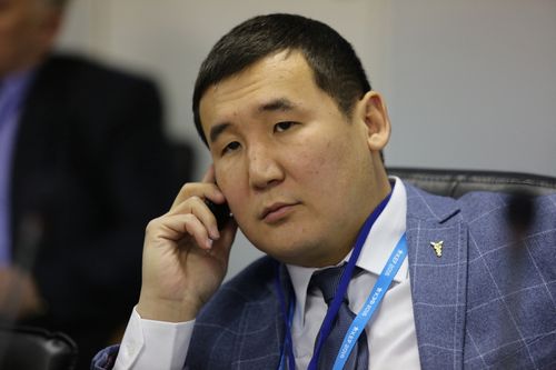 Чурттуң удуртулгазының хүлээп алган шиитпирлерин деткип тур мен