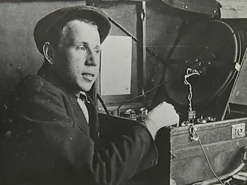 Май 7 – Радио болгаш харылзаа адырының хүнү