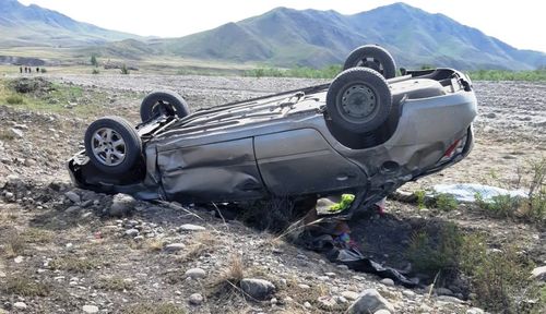 Руль артынга олурар бетинде, эки шүгдүн!